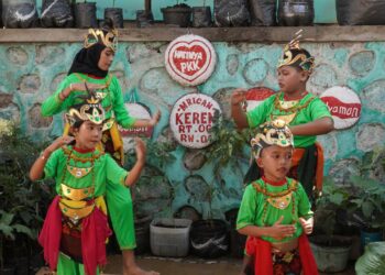 Anak-anak saat tampil dalam kunjungan program super tangguh