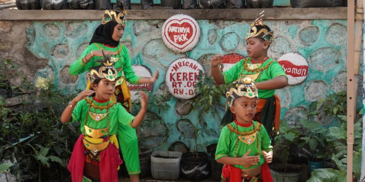 Anak-anak saat tampil dalam kunjungan program super tangguh